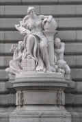 RIghtStatue.JPG (31254 bytes)